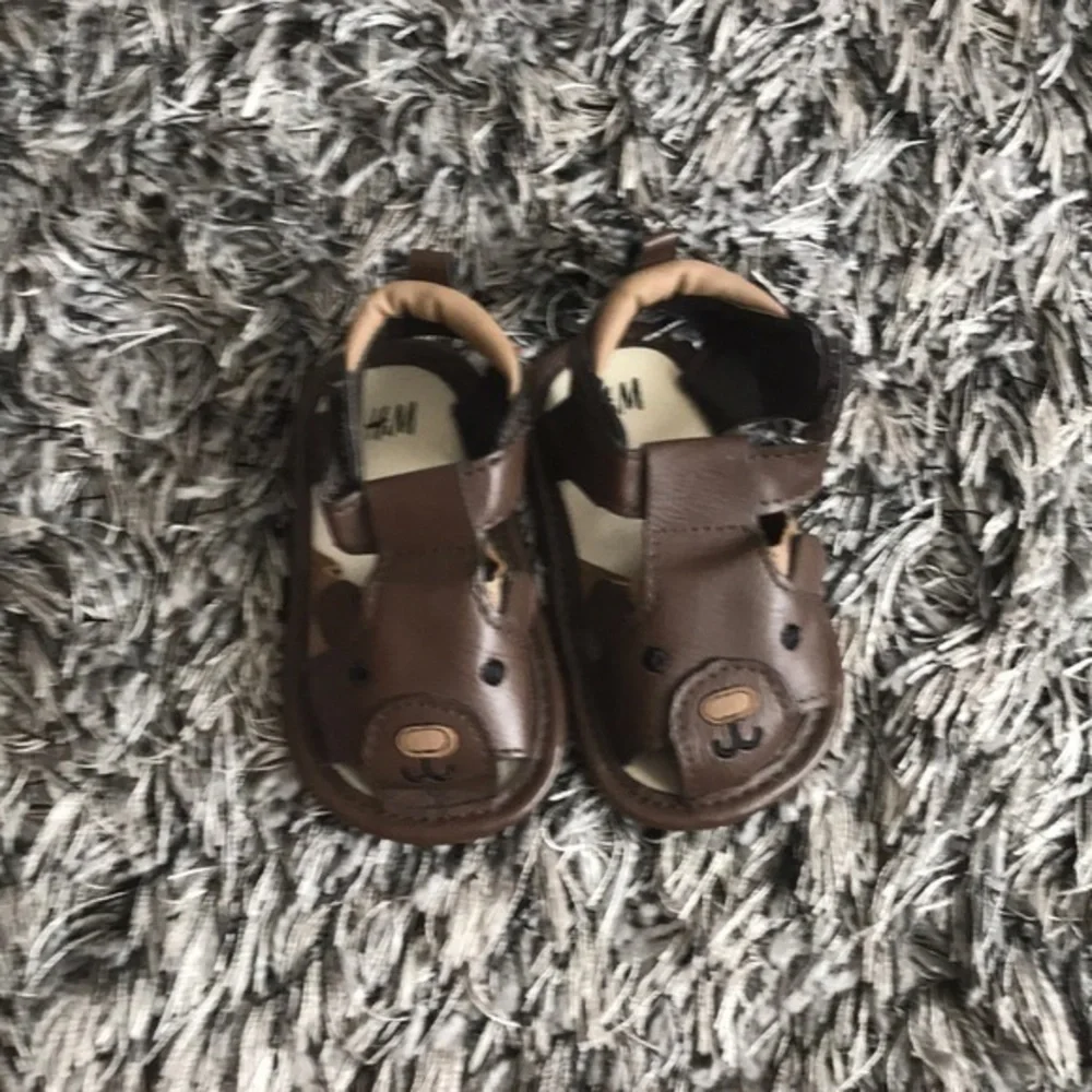 H&M sandals size 1-2. Adorable bears!